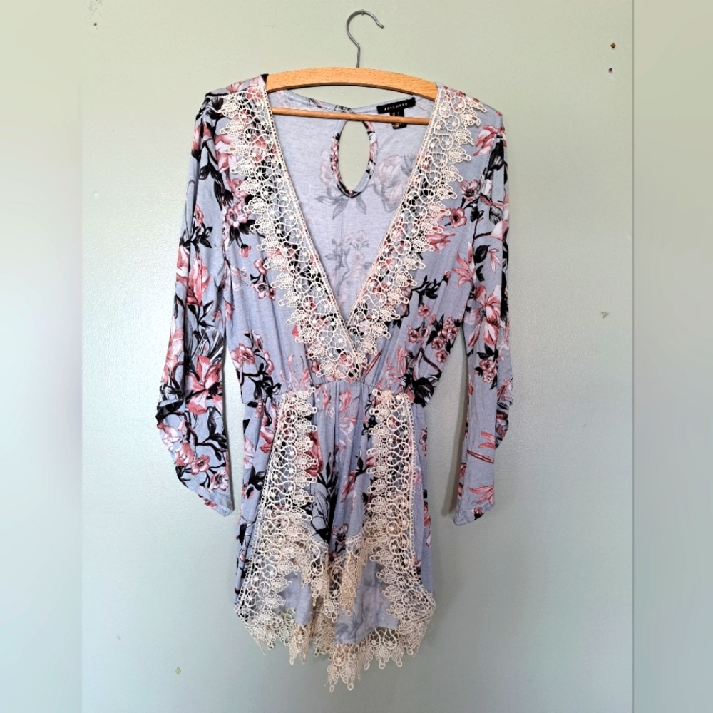 Short romper lace trimmed